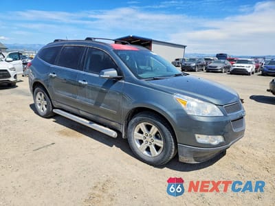 Czwarte zdjęcie samochodu z boku: 2011 CHEVROLET TRAVERSE LT VIN:1GNKVGED7BJ343844 - miniatura