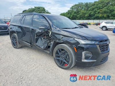 Czwarte zdjęcie samochodu z boku: 2022 CHEVROLET TRAVERSE PREMIER VIN:1GNEVKKW5NJ188320 - miniatura