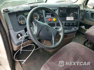 Zdjęcie 8 z 13 samochodu: 2018 FREIGHTLINER CASCADIA 113 SEMI TRUCK VIN:3AKJGHDV0JSKA5475 - miniatura