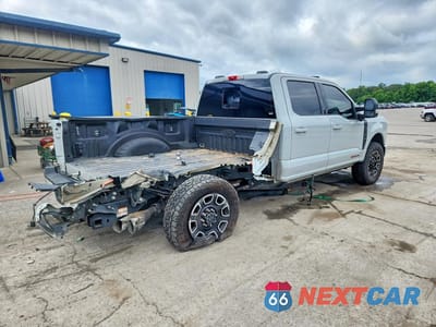 Trzecie zdjęcie samochodu z tyłu: 2025 FORD F350 SUPER DUTY VIN:1FT8W3BM3SED93081 - miniatura