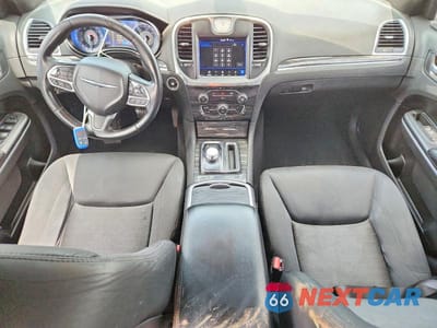 Zdjęcie 8 z 13 samochodu: 2019 CHRYSLER 300 TOURING VIN:2C3CCAAG4KH700936 - miniatura