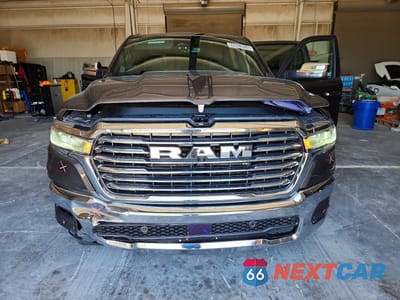 Piąte zdjęcie samochodu w środku: 2026 RAM 1500 LARAMIE VIN:3C6SRFJP8T4169947 - miniatura