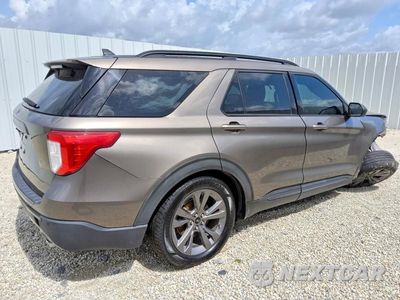 Trzecie zdjęcie samochodu z tyłu: 2021 FORD EXPLORER XLT VIN:1FMSK7DH4MGB50620 - miniatura