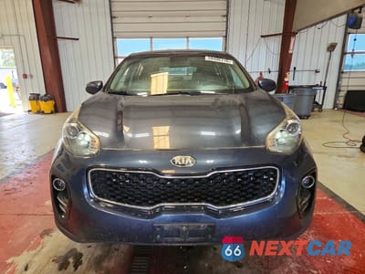 Piąte zdjęcie samochodu w środku: 2018 KIA SPORTAGE LX VIN:KNDPMCAC4J7308102 - miniatura