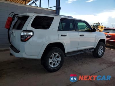 Trzecie zdjęcie samochodu z tyłu: 2018 TOYOTA 4RUNNER SR5 VIN:JTEZU5JR4J5174546 - miniatura