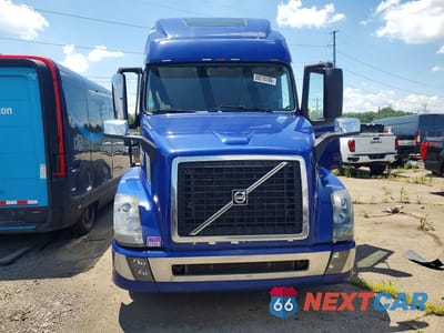Piąte zdjęcie samochodu w środku: 2016 VOLVO VNL SEMI TRUCK VIN:4V4NC9EH0GN951364 - miniatura