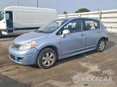2010 NISSAN VERSA 1.8 S 3N1BC1CP9AL438487 - główne zdjęcie licytacji z USA - miniatura