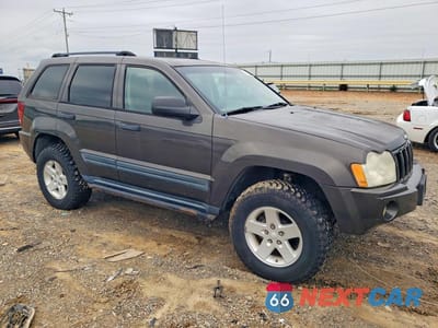Czwarte zdjęcie samochodu z boku: 2005 JEEP GRAND CHEROKEE LAREDO VIN:1J4HR48N55C609584 - miniatura