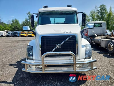 Piąte zdjęcie samochodu w środku: 2016 VOLVO VN VNL - SEMI TRUCK VIN:4V4NC9EH6GN959341 - miniatura