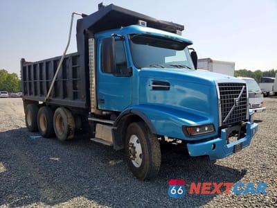 Czwarte zdjęcie samochodu z boku: 2002 VOLVO VHD VIN:4V5K99UF32N310912 - miniatura
