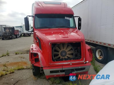 Piąte zdjęcie samochodu w środku: 2006 VOLVO VNL SEMI TRUCK VIN:4V4NC9GHX6N397570 - miniatura