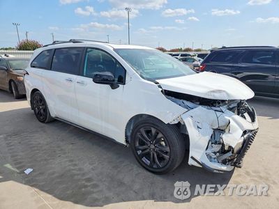 Czwarte zdjęcie samochodu z boku: 2025 TOYOTA SIENNA XSE VIN:5TDXRKEC4SS255396 - miniatura