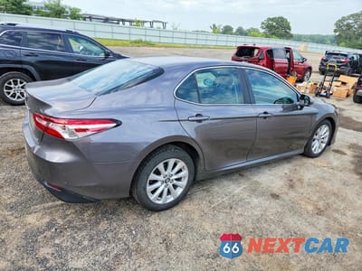 Trzecie zdjęcie samochodu z tyłu: 2018 TOYOTA CAMRY LE VIN:4T1B11HK0JU027058 - miniatura