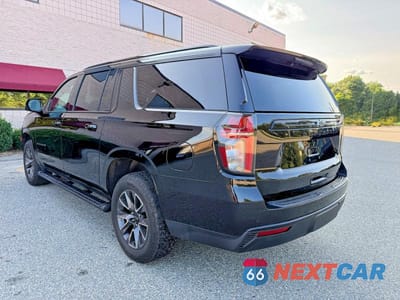 Trzecie zdjęcie samochodu z tyłu: 2023 CHEVROLET SUBURBAN K1500 Z71 VIN:1GNSKDKD5PR106113 - miniatura