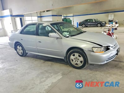 Czwarte zdjęcie samochodu z boku: 2001 HONDA ACCORD EX VIN:1HGCG165X1A063458 - miniatura