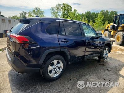 Trzecie zdjęcie samochodu z tyłu: 2021 TOYOTA RAV4 XLE VIN:2T3P1RFV3MW207261 - miniatura