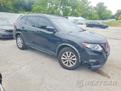 Czwarte zdjęcie samochodu z boku: 2017 NISSAN ROGUE SV VIN:KNMAT2MV8HP585121 - miniatura
