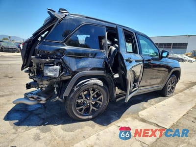 Trzecie zdjęcie samochodu z tyłu: 2025 JEEP GRAND CHEROKEE LAREDO VIN:1C4RJHAGXSC317641 - miniatura