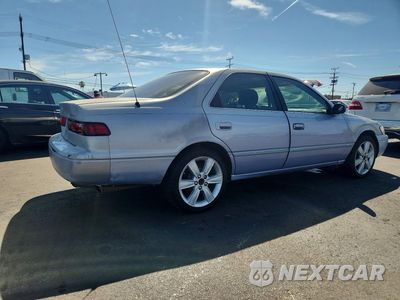 Trzecie zdjęcie samochodu z tyłu: 1998 TOYOTA CAMRY CE/LE/XLE VIN:4T1BG22K5WU247994 - miniatura