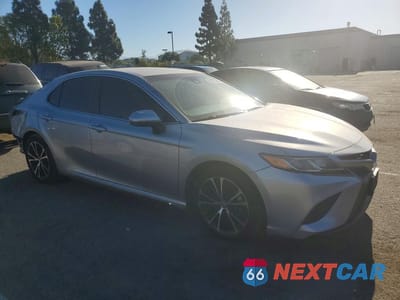 Czwarte zdjęcie samochodu z boku: 2018 TOYOTA CAMRY SE VIN:4T1B11HK7JU125150 - miniatura