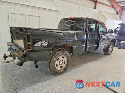 Trzecie zdjęcie samochodu z tyłu: 2005 CHEVROLET SILVERADO K1500 VIN:1GCEK19B35E240163 - miniatura