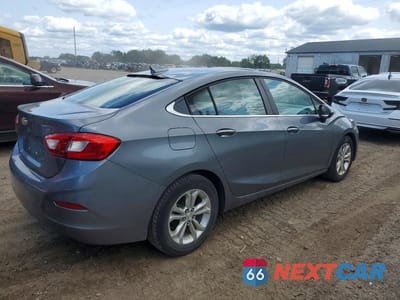 Trzecie zdjęcie samochodu z tyłu: 2019 CHEVROLET CRUZE LT VIN:1G1BE5SM9K7118185 - miniatura