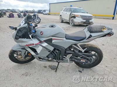 Trzecie zdjęcie samochodu z tyłu: 2026 HONDA CBR600 RR VIN:JH2PC40H0TK301578 - miniatura
