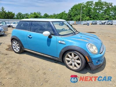 Czwarte zdjęcie samochodu z boku: 2010 MINI COOPER VIN:WMWMF3C51ATZ22704 - miniatura