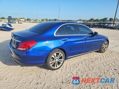 Trzecie zdjęcie samochodu z tyłu: 2017 MERCEDES-BENZ C 300 VIN:55SWF4JB1HU191441 - miniatura