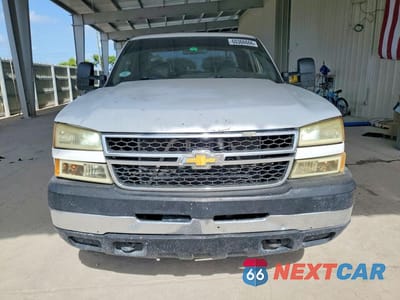 Piąte zdjęcie samochodu w środku: 2006 CHEVROLET SILVERADO C2500 HEAVY DUTY VIN:1GCHC29U46E285812 - miniatura