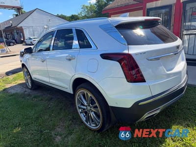Trzecie zdjęcie samochodu z tyłu: 2021 CADILLAC XT5 PLATINUM PREMIUM LUXURY VIN:1GYKNERS5MZ182379 - miniatura