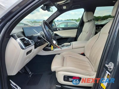 Zdjęcie 7 z 14 samochodu: 2024 BMW X7 M60I VIN:5UX33EM01R9T61501 - miniatura