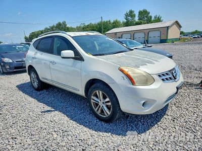 Czwarte zdjęcie samochodu z boku: 2013 NISSAN ROGUE S VIN:JN8AS5MV1DW646849 - miniatura
