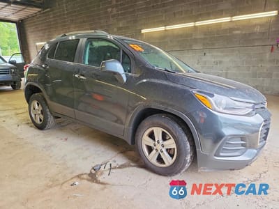 Czwarte zdjęcie samochodu z boku: 2018 CHEVROLET TRAX 1LT VIN:KL7CJLSB1JB565984 - miniatura