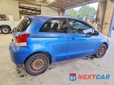 Trzecie zdjęcie samochodu z tyłu: 2010 TOYOTA YARIS BASE VIN:JTDJT4K34A5321229 - miniatura