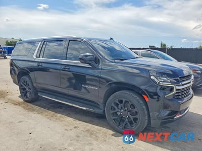 Czwarte zdjęcie samochodu z boku: 2021 CHEVROLET SUBURBAN C1500 LT VIN:1GNSCCKT5MR462331 - miniatura