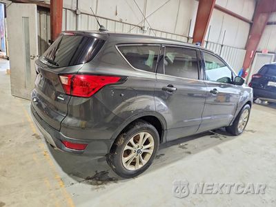 Trzecie zdjęcie samochodu z tyłu: 2019 FORD ESCAPE SE VIN:1FMCU0GD5KUA21637 - miniatura