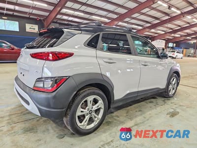 Trzecie zdjęcie samochodu z tyłu: 2022 HYUNDAI KONA SEL VIN:KM8K6CAB2NU762377 - miniatura