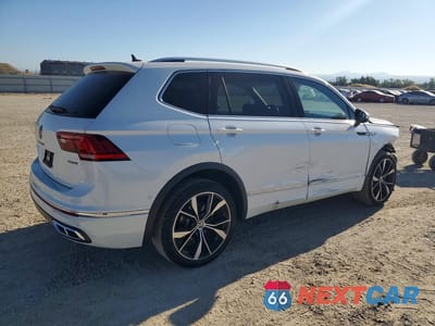Trzecie zdjęcie samochodu z tyłu: 2024 VOLKSWAGEN TIGUAN SEL R-LINE BLACK VIN:3VV4B7AX0RM152761 - miniatura