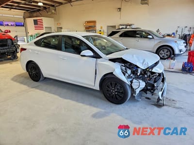 Czwarte zdjęcie samochodu z boku: 2021 HYUNDAI ACCENT SE VIN:3KPC24A63ME132040 - miniatura