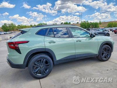 Trzecie zdjęcie samochodu z tyłu: 2025 CHEVROLET TRAX ACTIV VIN:KL77LKEP9SC260841 - miniatura