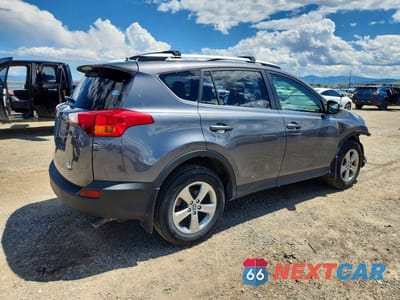 Trzecie zdjęcie samochodu z tyłu: 2015 TOYOTA RAV4 XLE VIN:JTMRFREV3FD126501 - miniatura