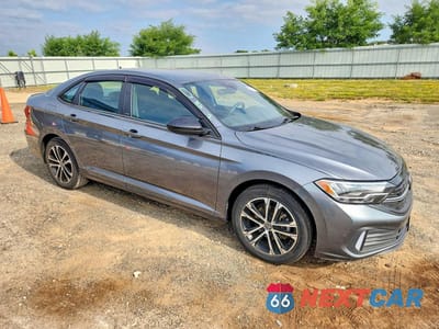 Czwarte zdjęcie samochodu z boku: 2024 VOLKSWAGEN JETTA SPORT VIN:3VWBM7BU2RM038049 - miniatura