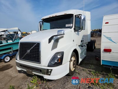 2015 VOLVO VNL SEMI TRUCK 4V4NC9EH3FN916963 - główne zdjęcie licytacji z USA - miniatura