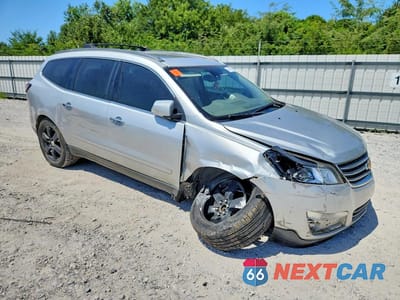 Czwarte zdjęcie samochodu z boku: 2017 CHEVROLET TRAVERSE PREMIER VIN:1GNKRJKD3HJ333245 - miniatura