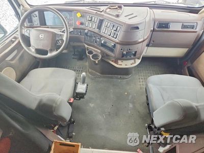 Zdjęcie 8 z 14 samochodu: 2016 VOLVO VNL SEMI TRUCK VIN:4V4NC9EH6GN938778 - miniatura