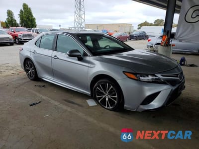 Czwarte zdjęcie samochodu z boku: 2018 TOYOTA CAMRY HYBRID SE VIN:4T1B21HK8JU006357 - miniatura