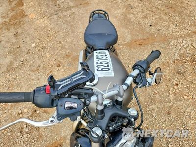 Piąte zdjęcie samochodu w środku: 2017 TRIUMPH MOTORCYCLE BONNEVILLE BOBBER VIN:SMTD42HL9HT814420 - miniatura