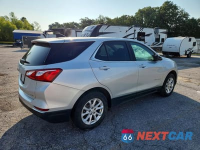 Trzecie zdjęcie samochodu z tyłu: 2021 CHEVROLET EQUINOX LT VIN:3GNAXUEV6MS133699 - miniatura
