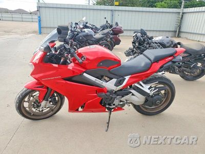 Trzecie zdjęcie samochodu z tyłu: 2014 HONDA VFR800 F VIN:JH2RC7915EK000646 - miniatura